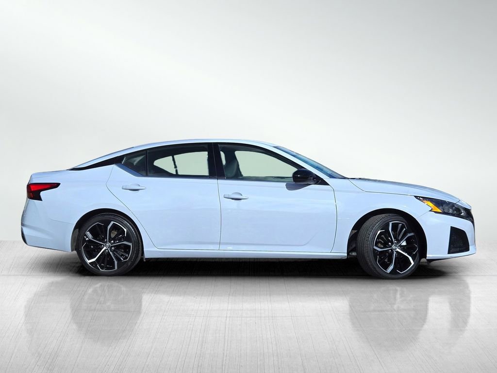 Used 2025 Nissan Altima 2.5 SR image 3