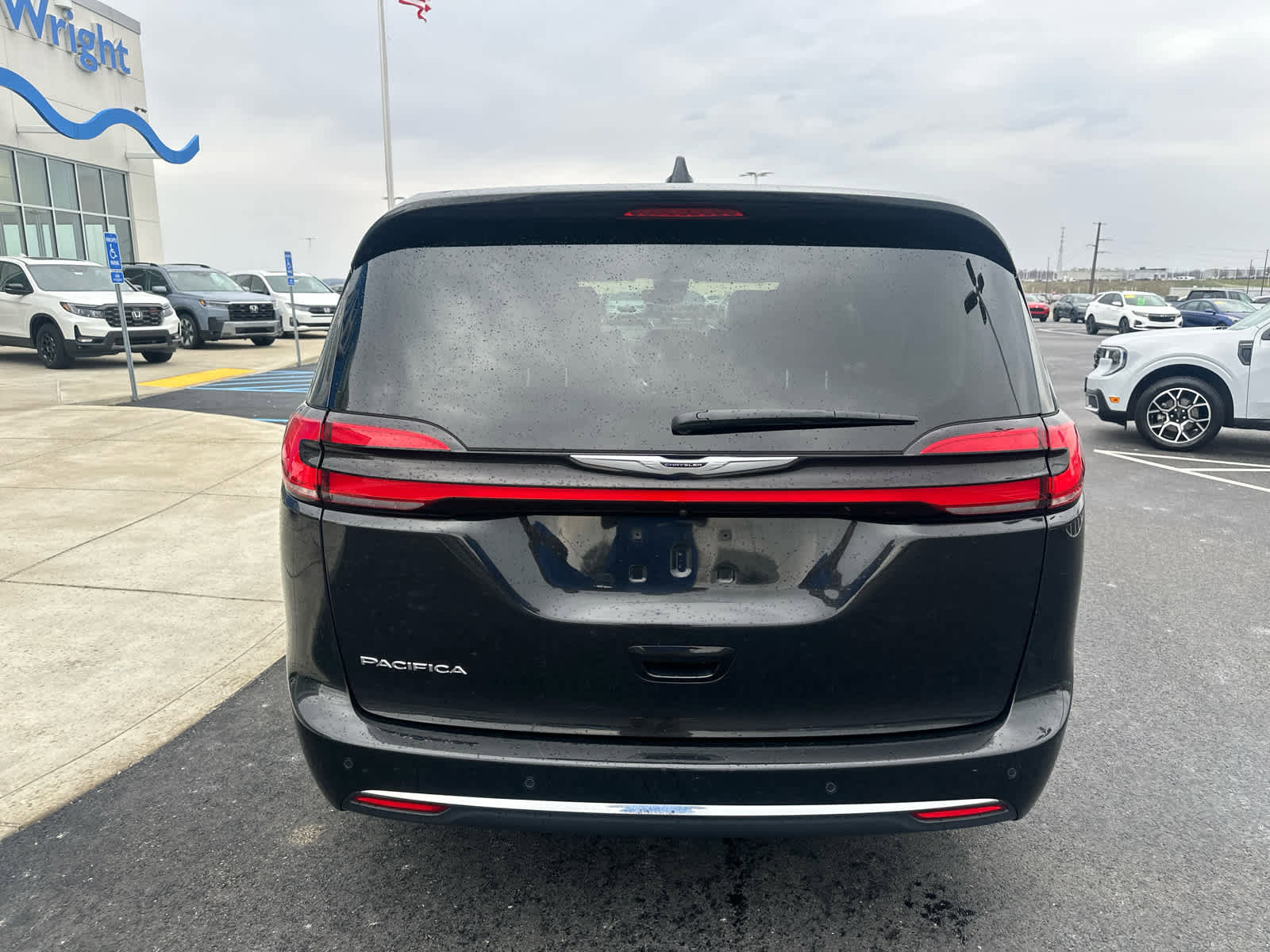 Used 2024 Chrysler Pacifica Touring-L image 8