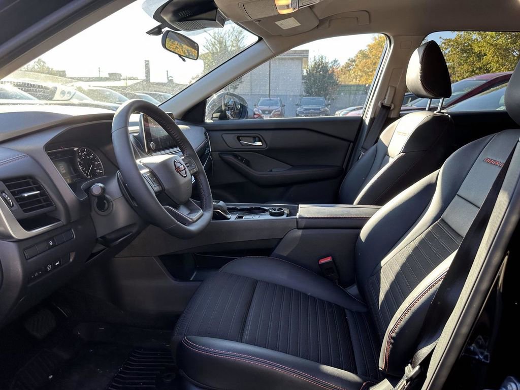 Certified 2025 Nissan Rogue SV image 15