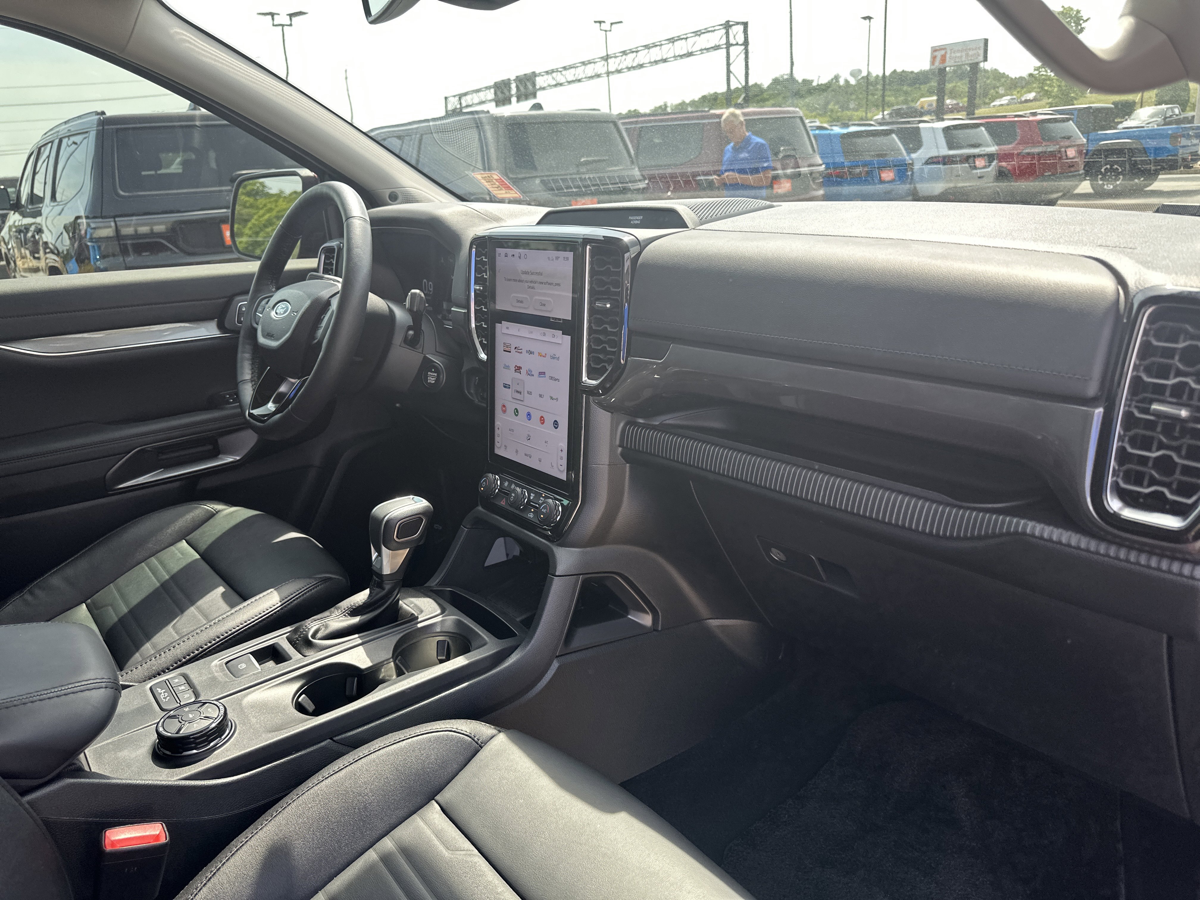 Used 2025 Ford Ranger Lariat w/ FX4 Off-Road Package AWD/4WD image 32