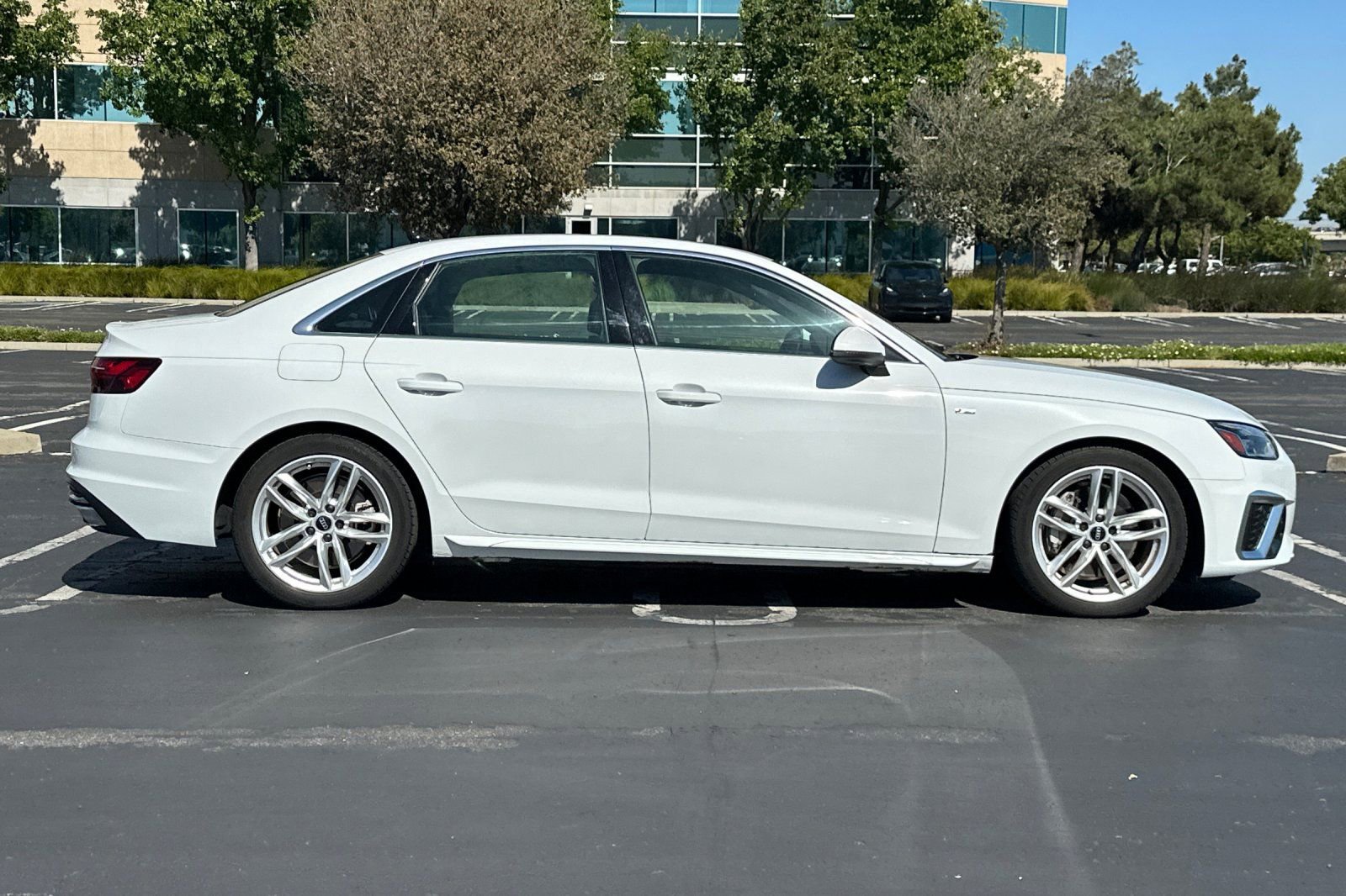 Used 2022 Audi A4 2.0T Premium Plus w/ Premium Plus Package AWD/4WD image 3