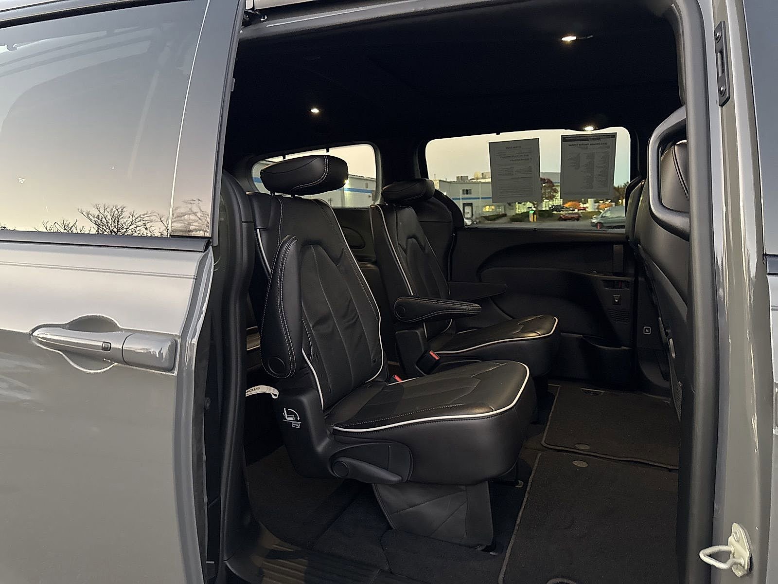 Used 2023 Chrysler Pacifica Limited w/ S Appearance Package image 31