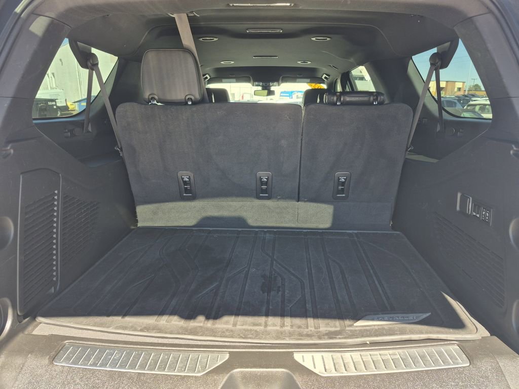 Used 2022 Chevrolet Suburban RST w/ Sport Performance Package image 16