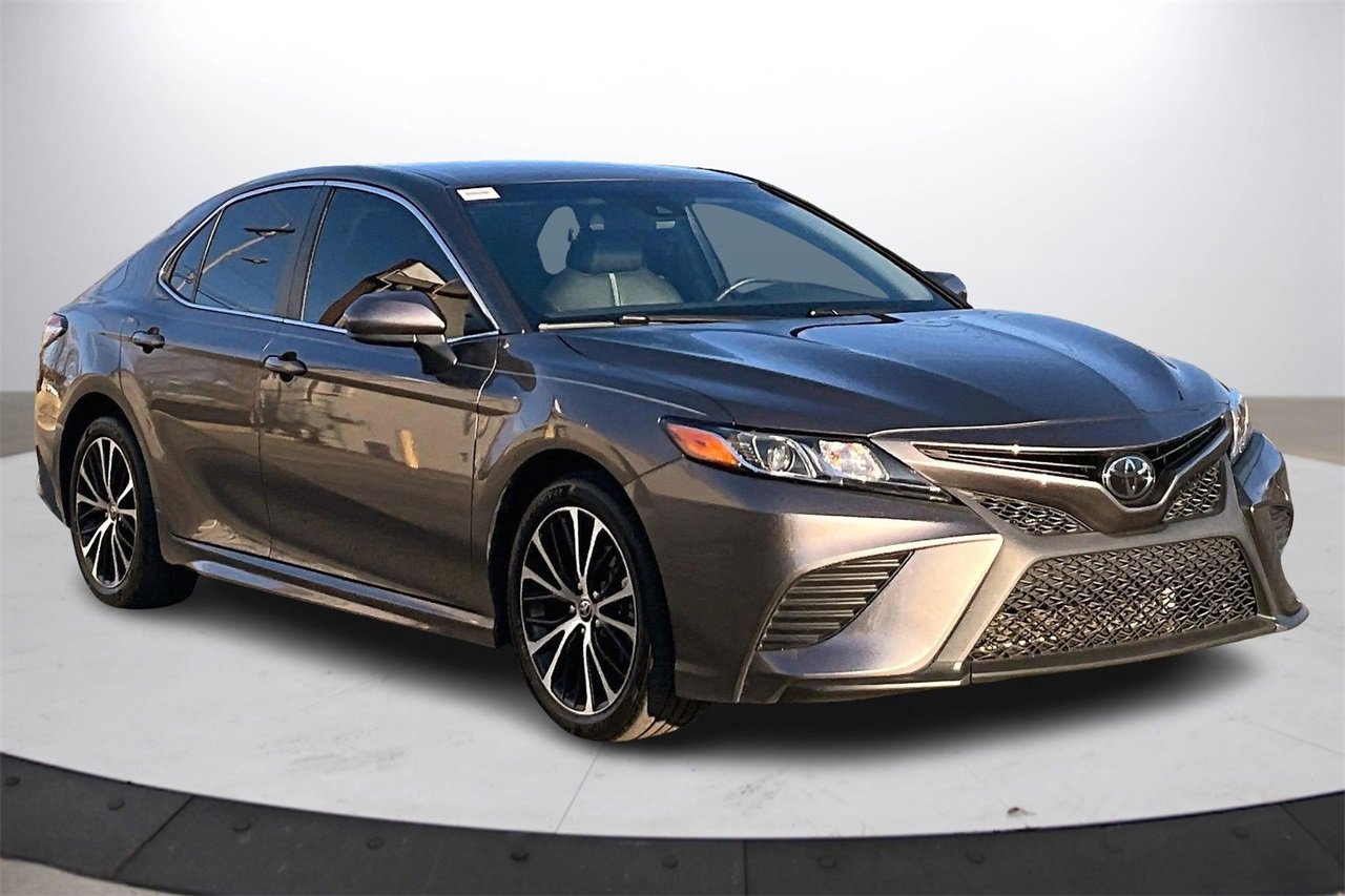 Used 2020 Toyota Camry SE image 2
