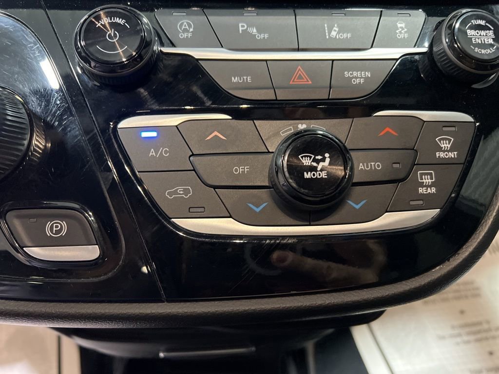 Used 2025 Chrysler Pacifica Select image 28