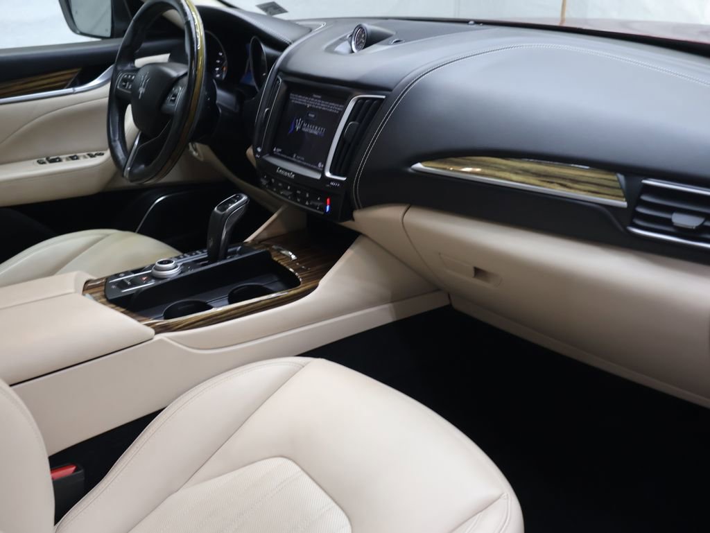 Used 2020 Maserati Levante GranLusso image 11