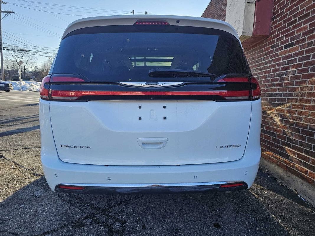 Used 2023 Chrysler Pacifica Limited w/ Uconnect Theater Family Group image 7