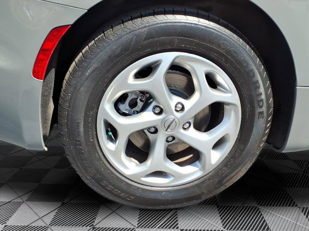 Used 2023 Chrysler Pacifica Limited FWD image 29