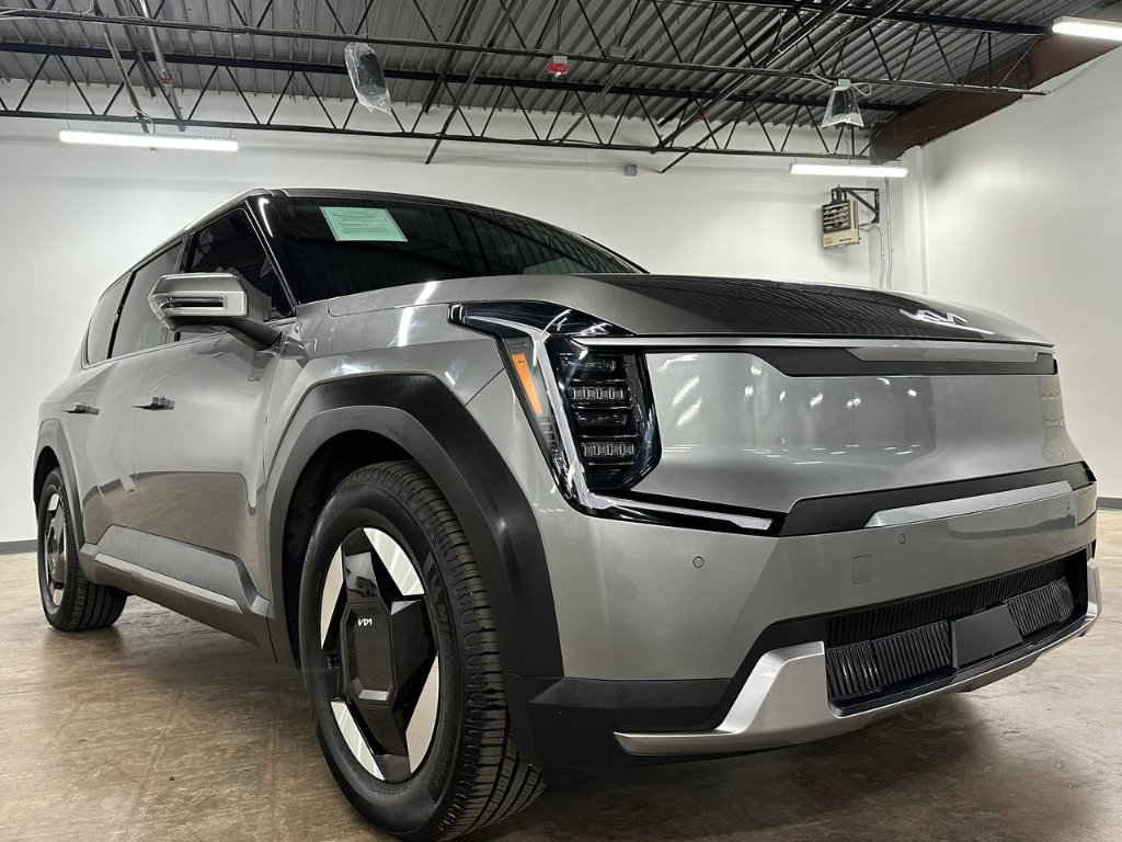 Used 2024 Kia EV9 Light Long Range RWD image 6