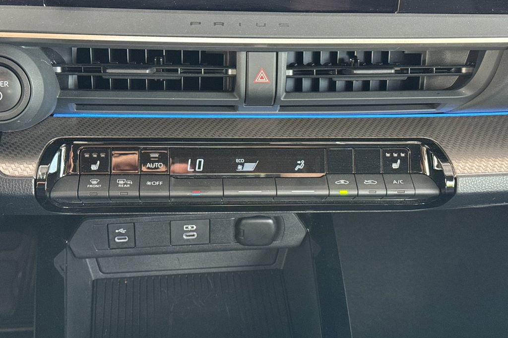 Used 2025 Toyota Prius XLE FWD image 30