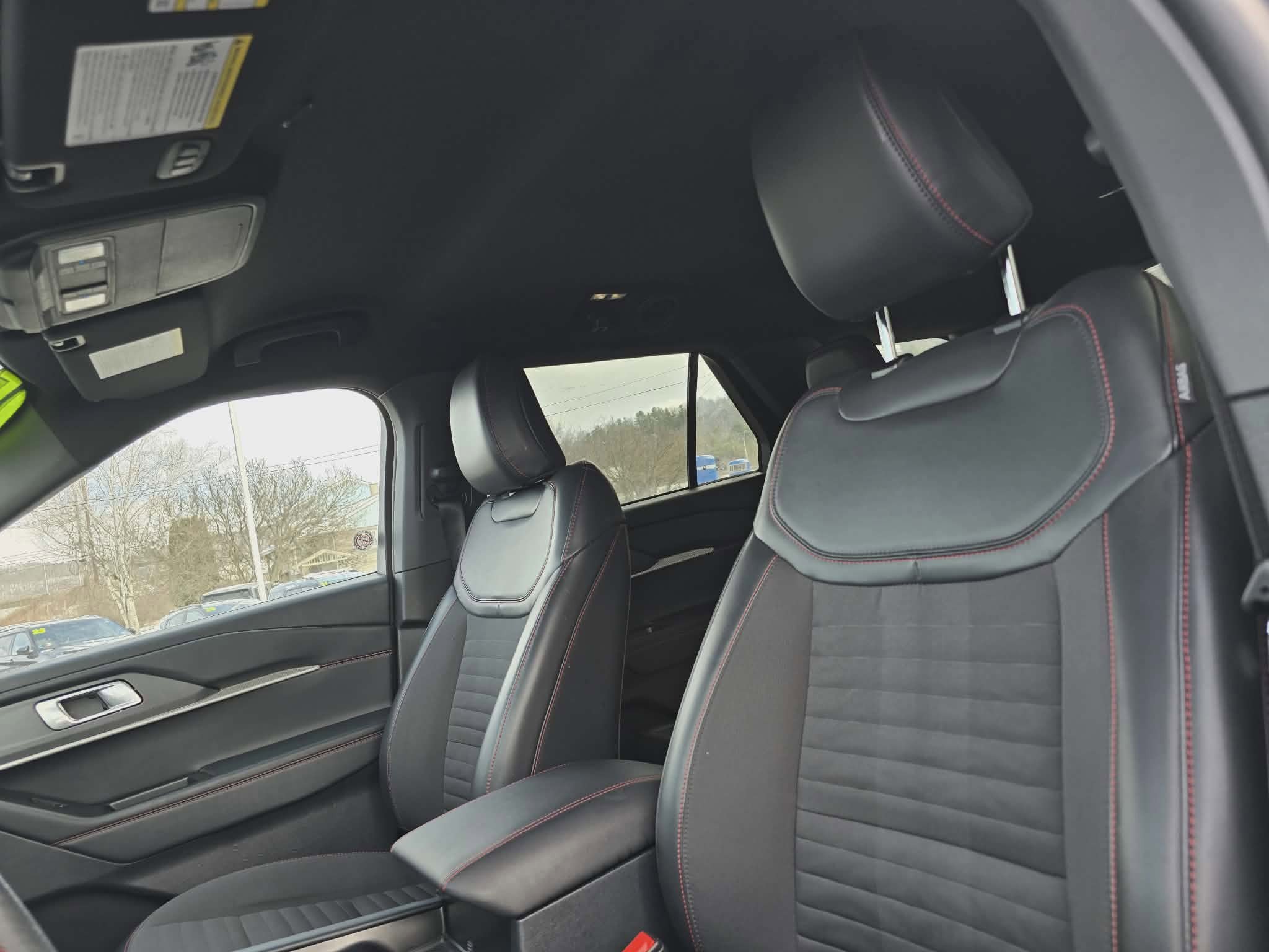 Used 2025 Ford Explorer ST-Line w/ ST-Line Street Pack image 11
