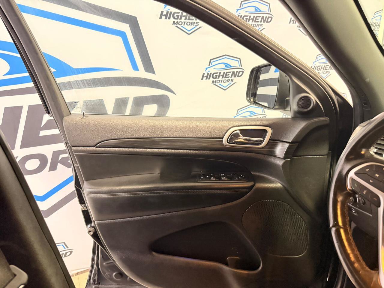 Used 2019 Jeep Grand Cherokee Laredo AWD/4WD image 12