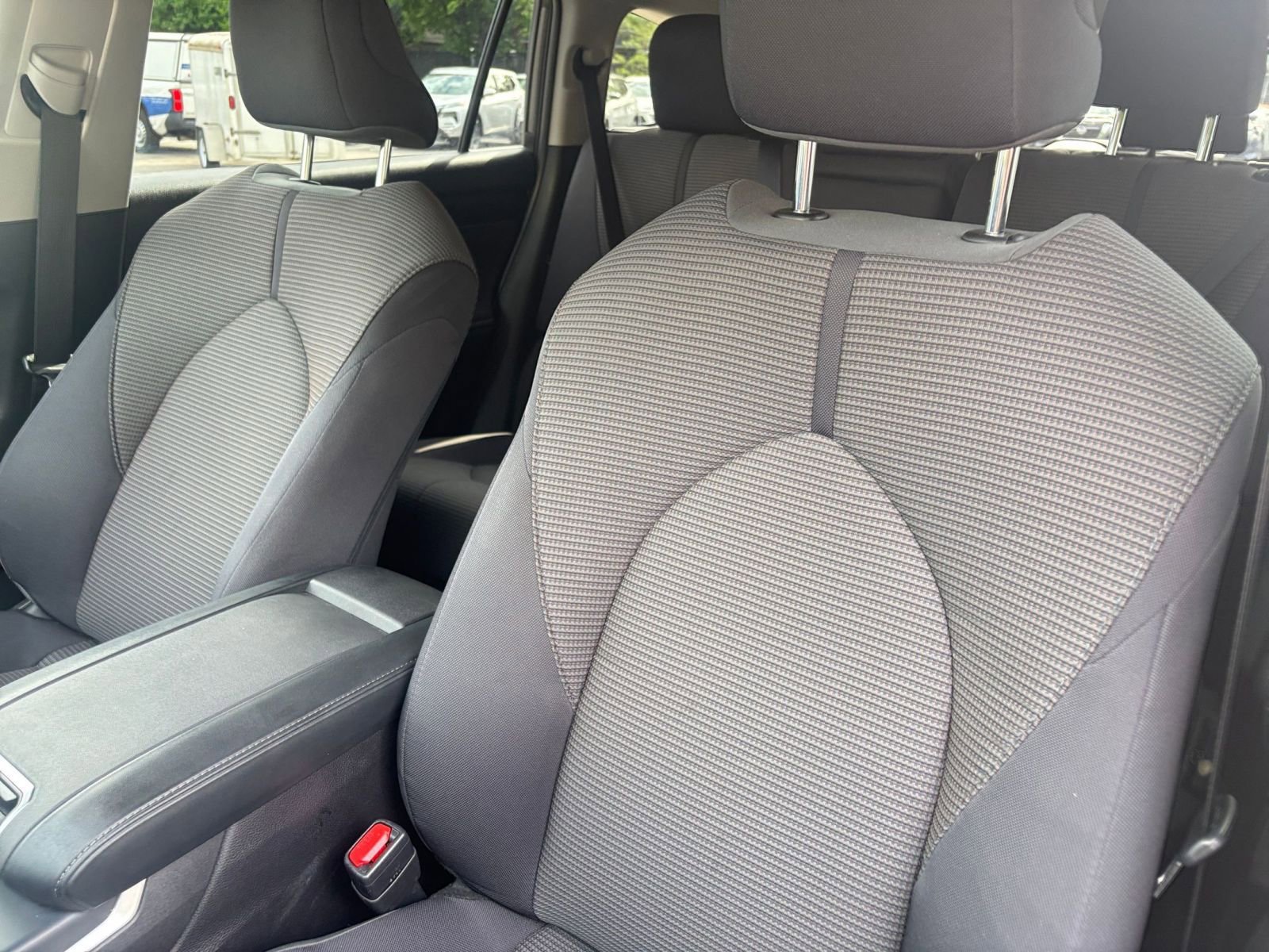 Used 2025 Toyota Highlander LE FWD image 38