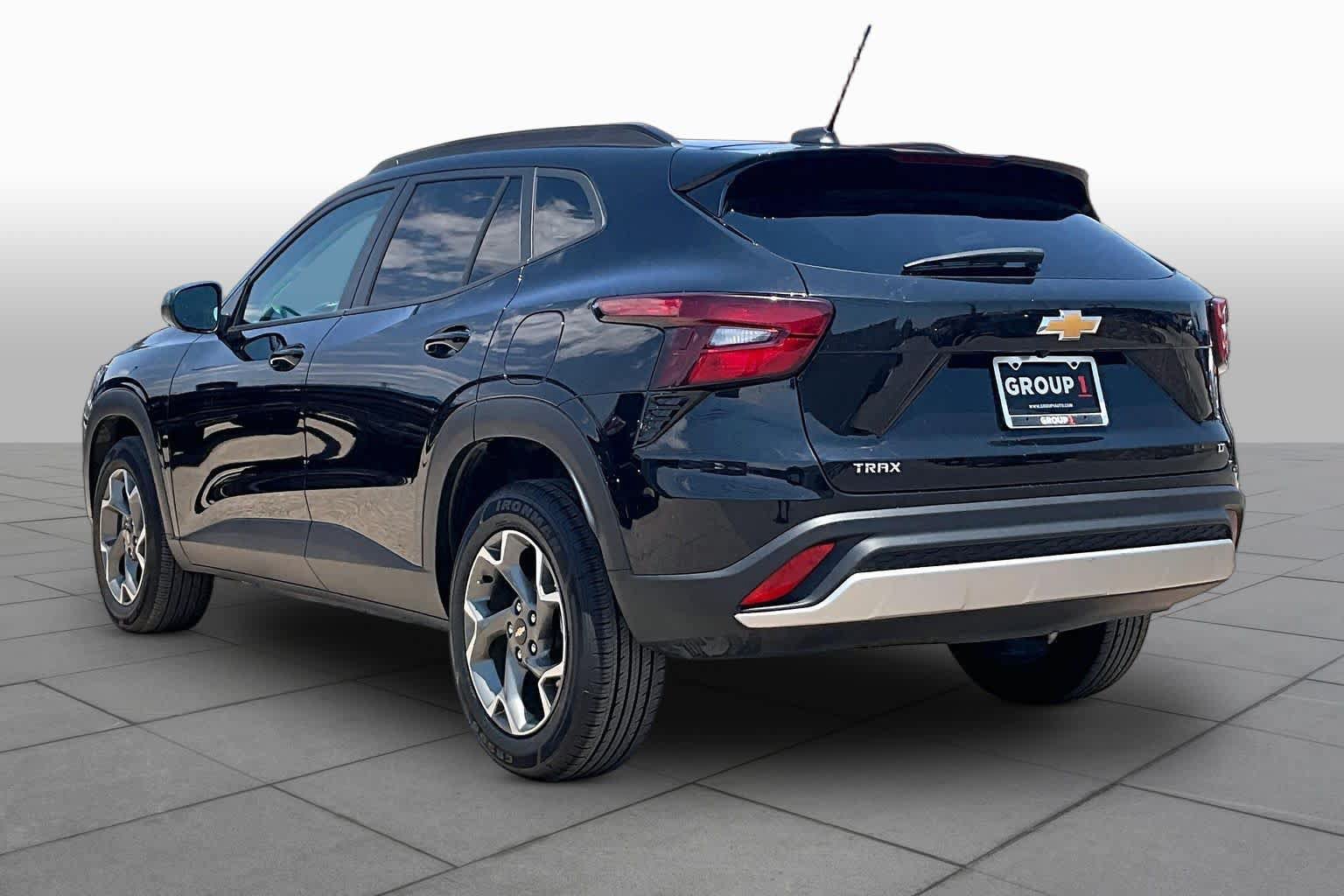 Used 2025 Chevrolet Trax LT FWD image 12
