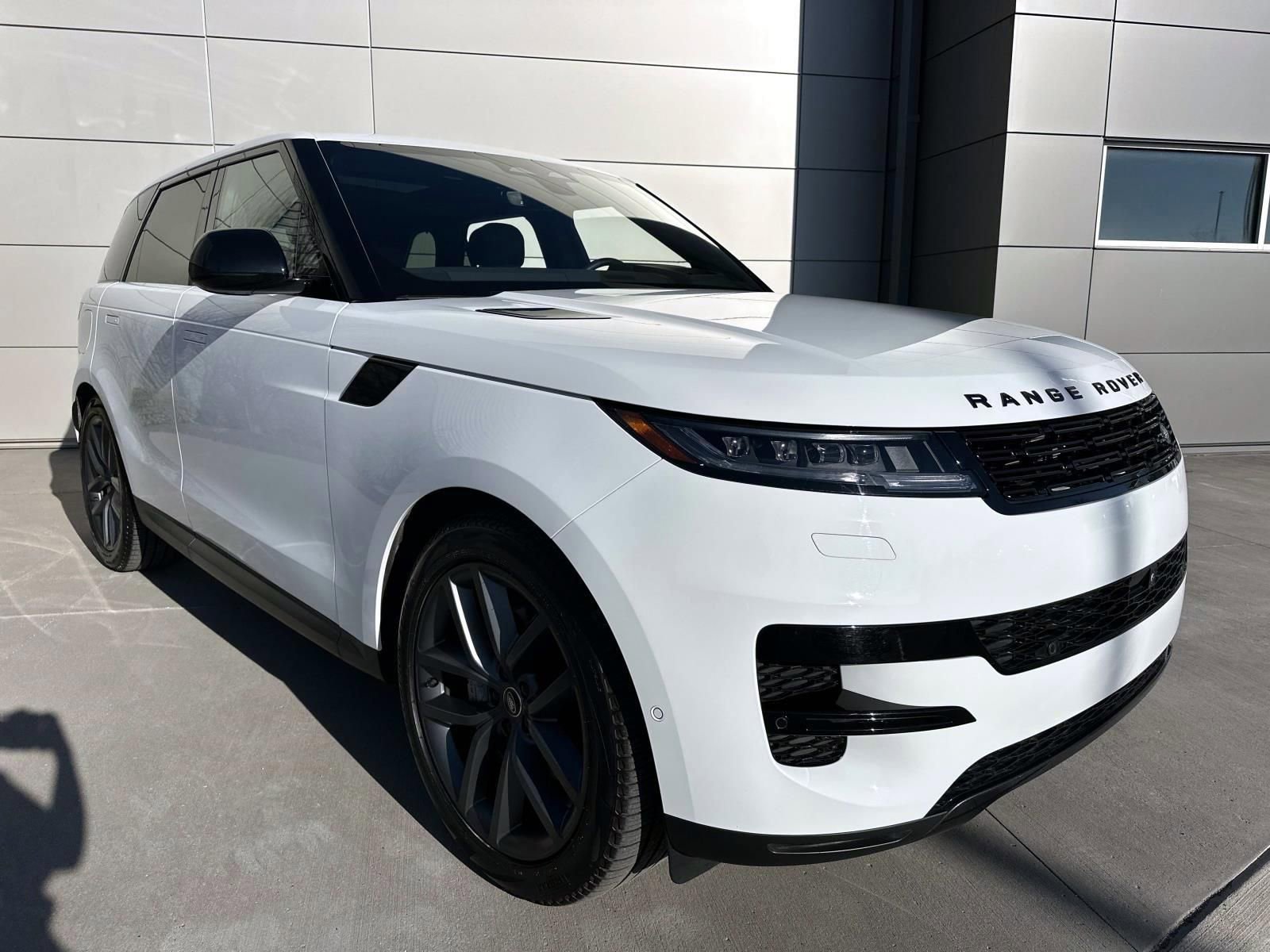 Used 2025 Land Rover Range Rover Sport SE image 3