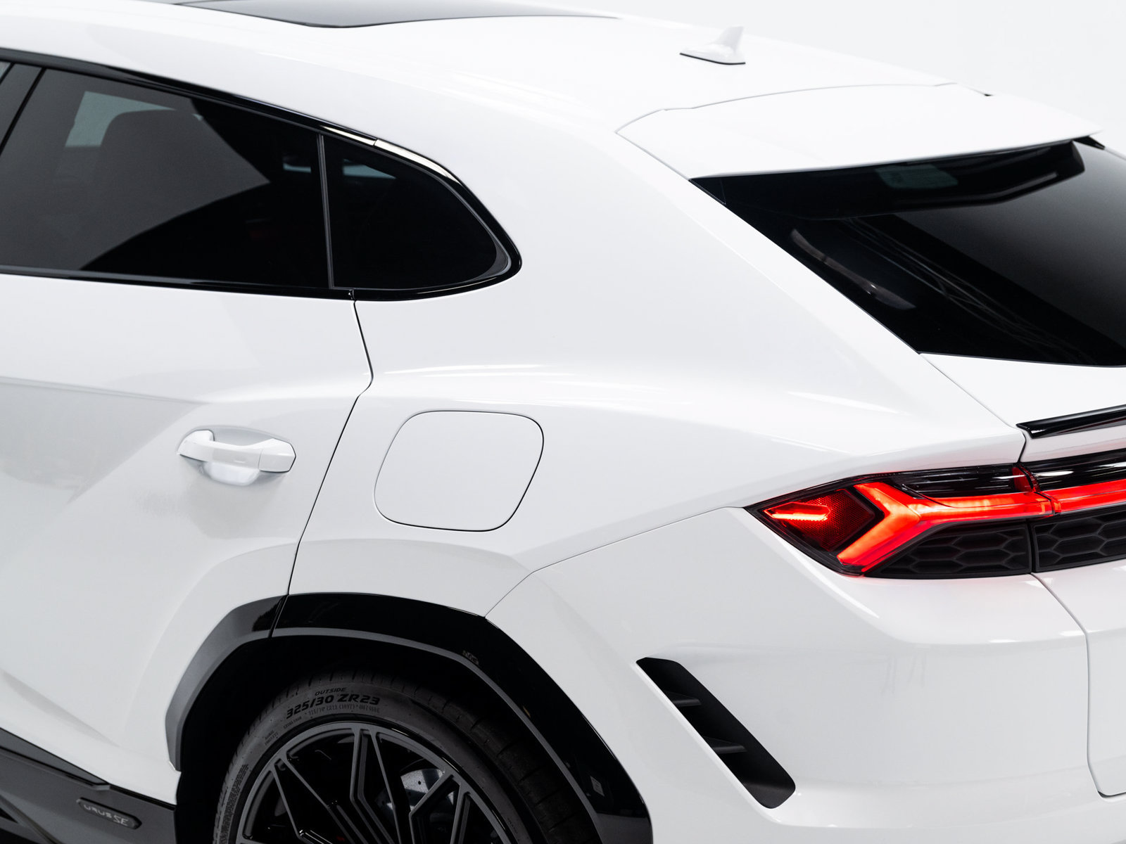 Used 2025 Lamborghini Urus SE AWD/4WD image 31