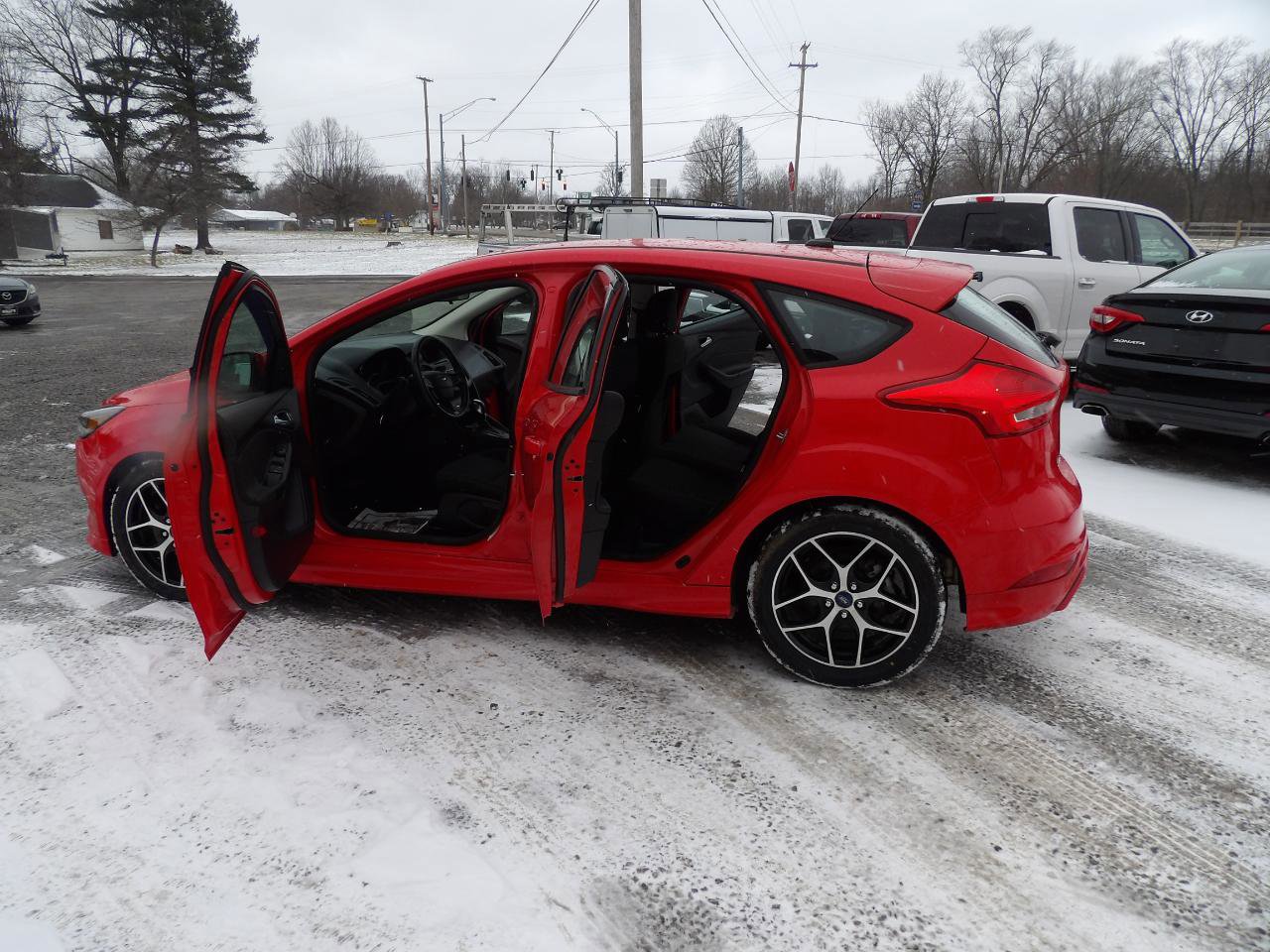Used 2015 Ford Focus SE w/ SE Sport Package image 7