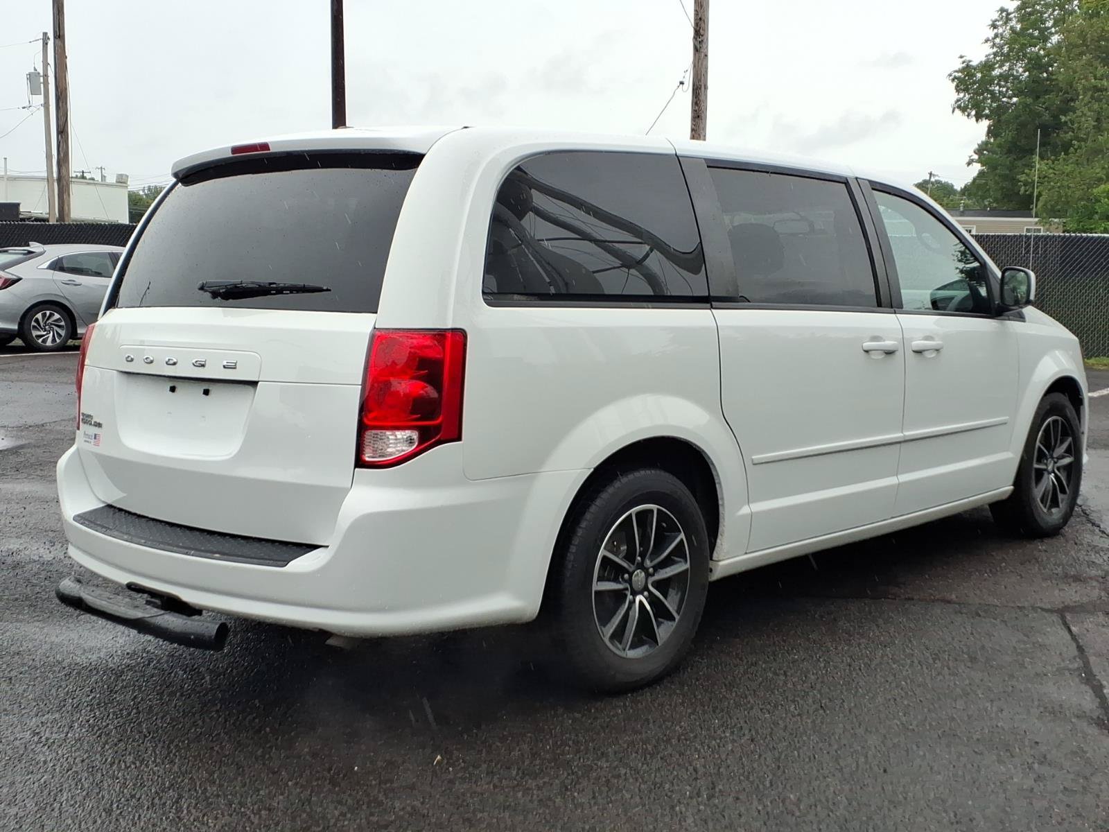 Used 2016 Dodge Grand Caravan SE FWD image 3
