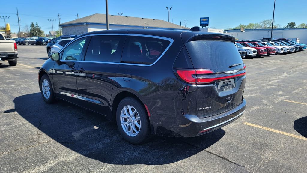 Used 2023 Chrysler Pacifica Touring-L image 4