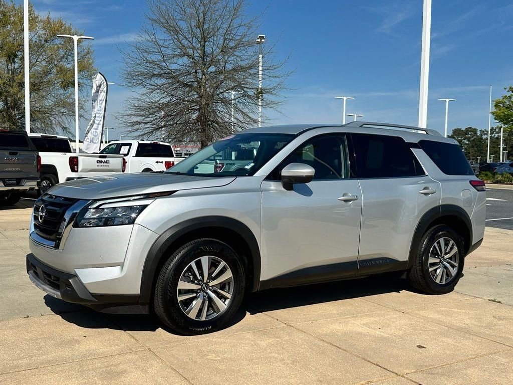 Used 2025 Nissan Pathfinder SL image 4