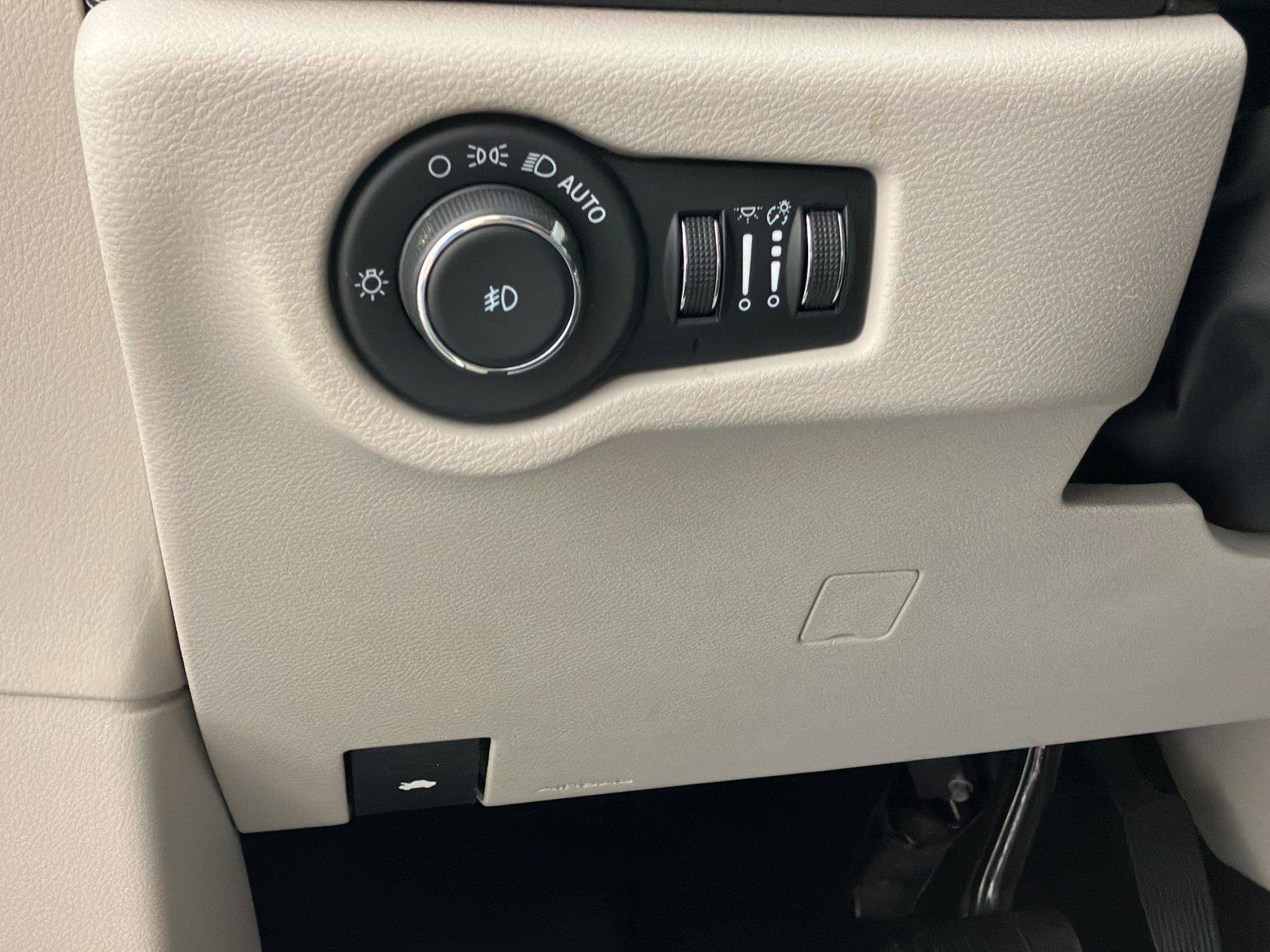 Used 2023 Chrysler Pacifica Touring-L FWD image 25