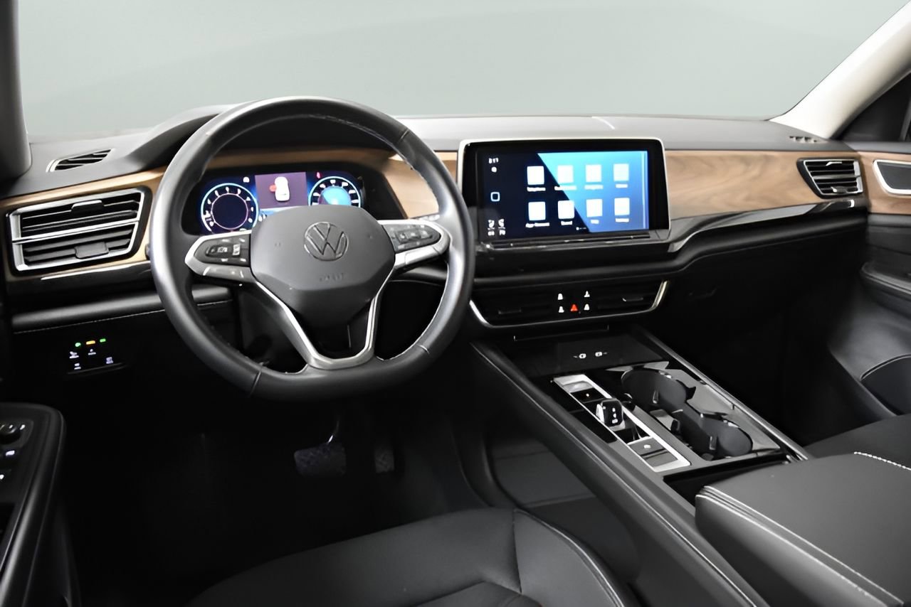 Used 2025 Volkswagen Atlas SE image 33