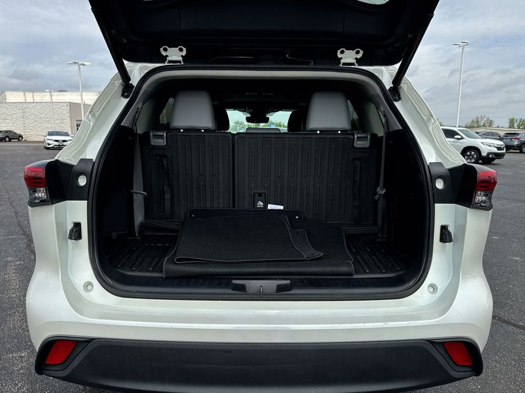 Used 2021 Toyota Highlander XLE FWD image 24