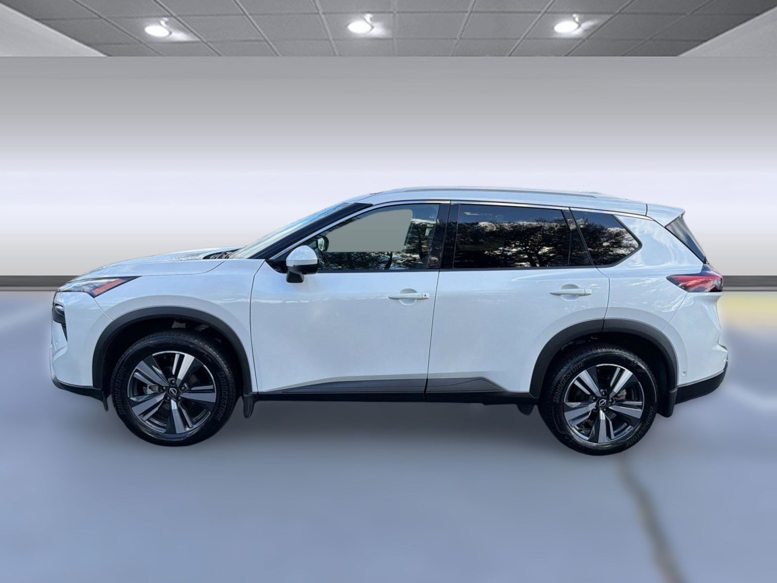 Used 2024 Nissan Rogue SL w/ SL Premium Package image 2