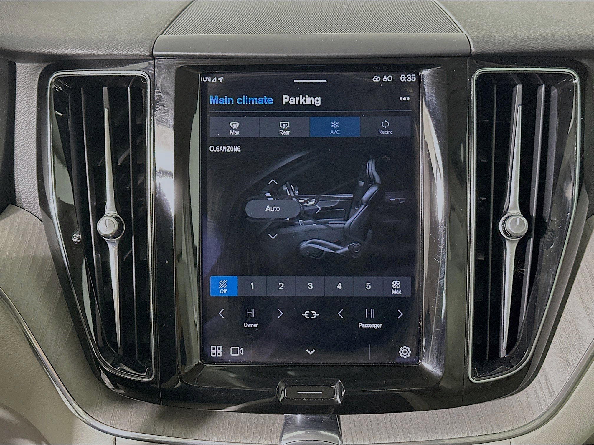 Used 2023 Volvo XC60 B5 Plus w/ Protection Package Premier image 23