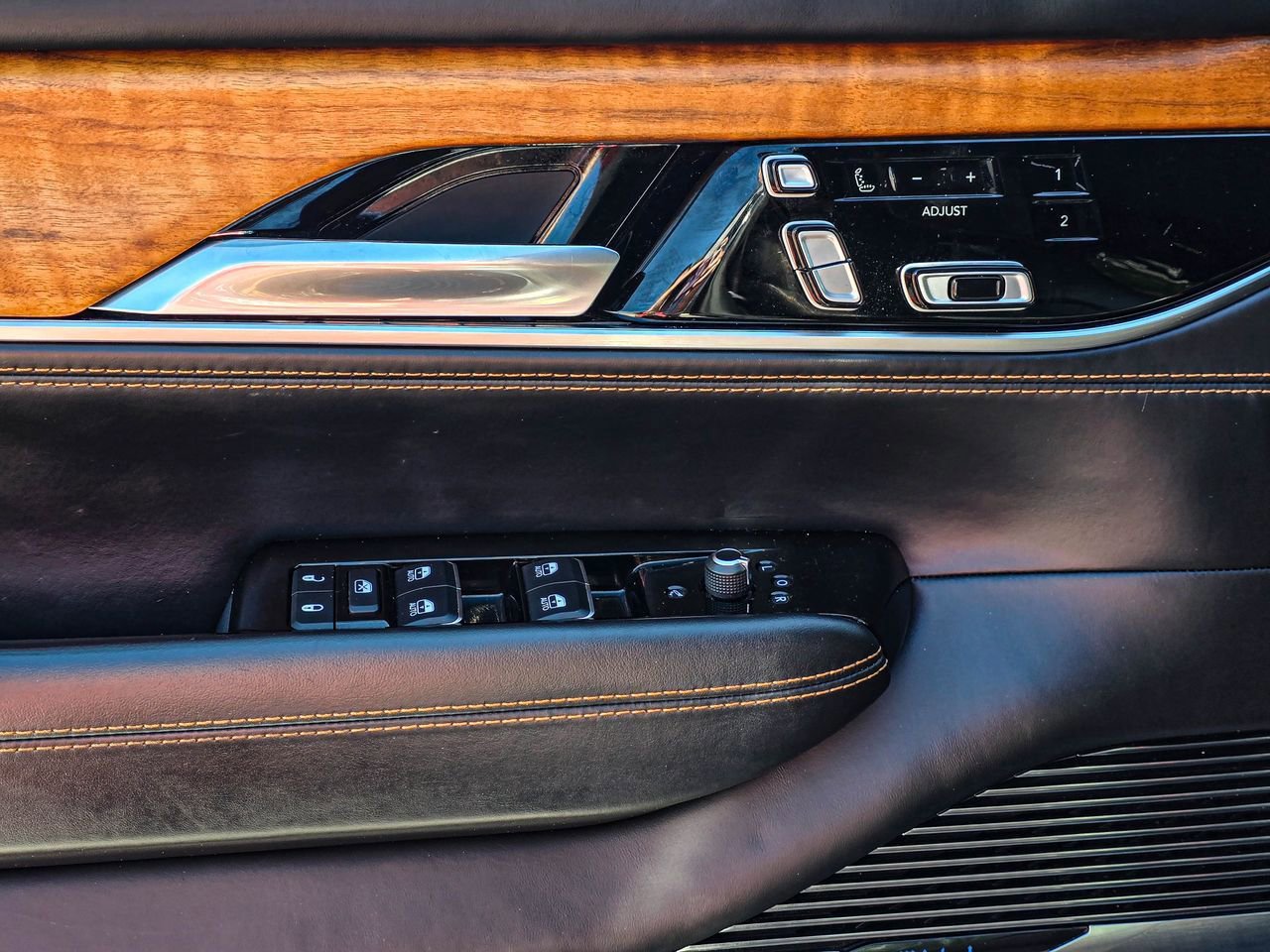 Used 2022 Jeep Grand Wagoneer Series III AWD/4WD image 12