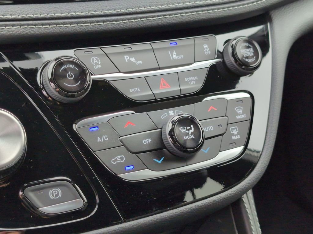 New 2026 Chrysler Pacifica Limited w/ Uconnect Theater Family Group image 18