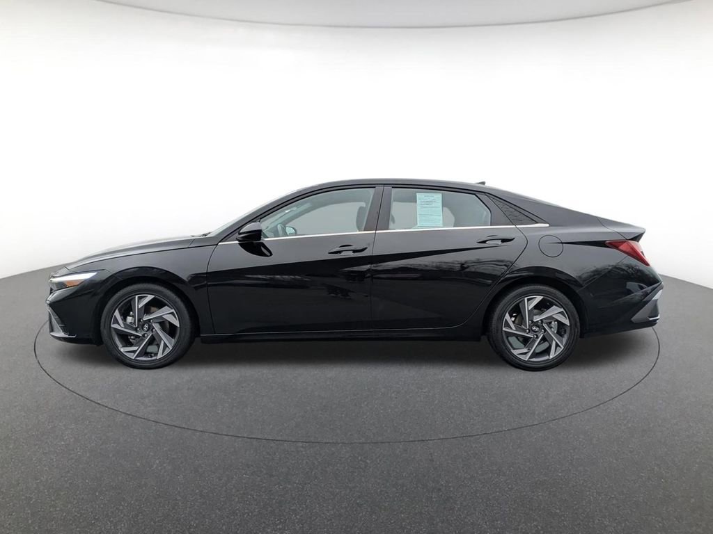 Used 2025 Hyundai Elantra SEL FWD image 8
