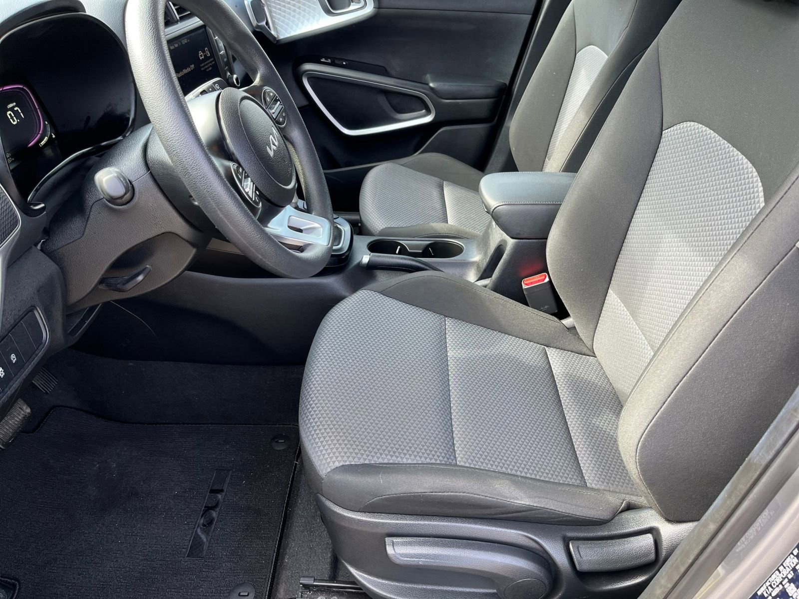 Used 2025 Kia Soul LX w/ LX Technology Package FWD image 23