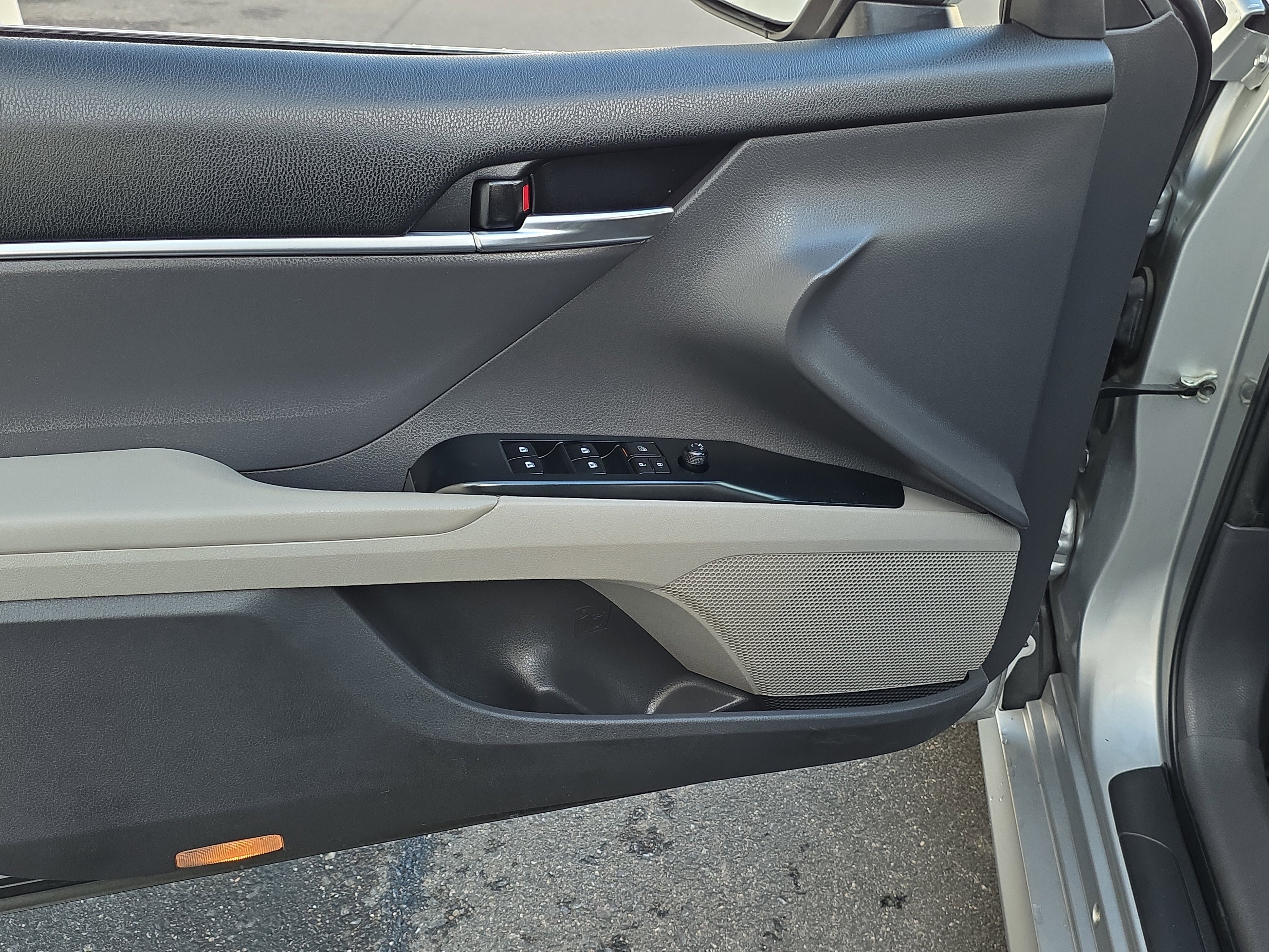 Used 2019 Toyota Camry LE image 10