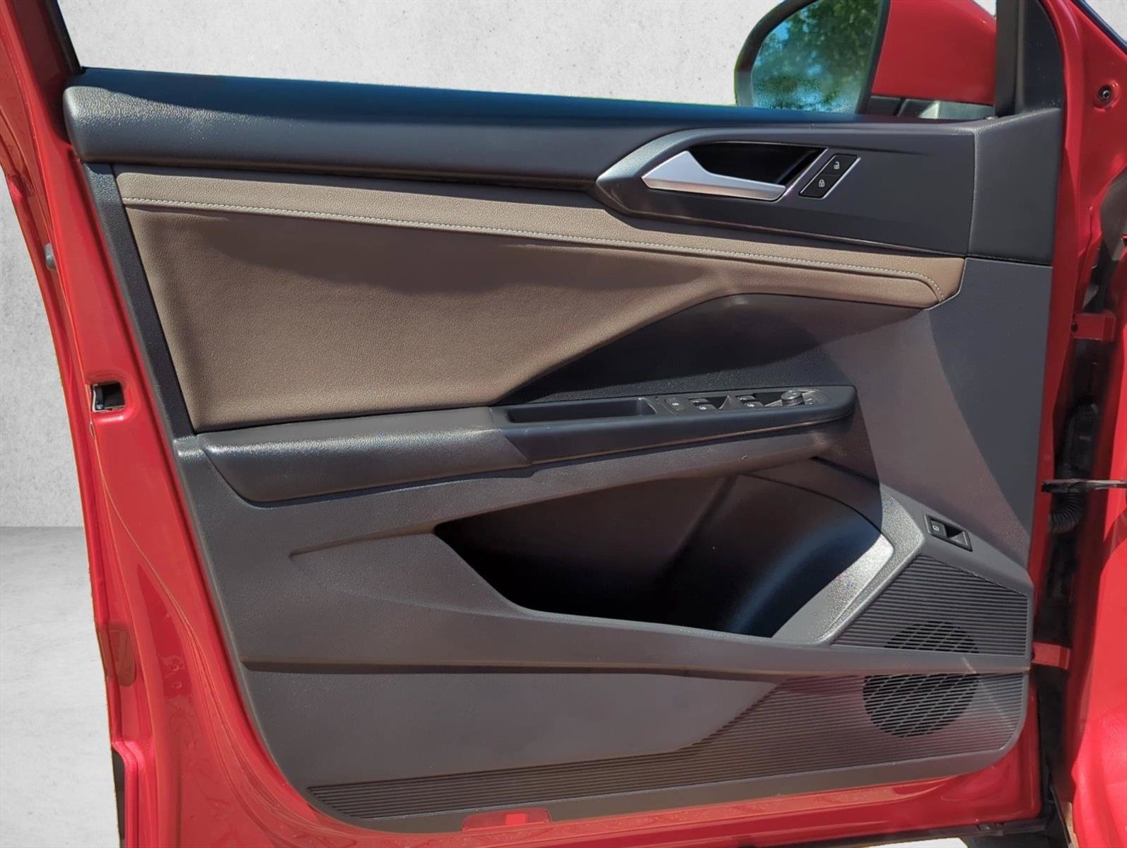 Used 2022 Volkswagen Taos SEL w/ Panoramic Sunroof Package FWD image 17