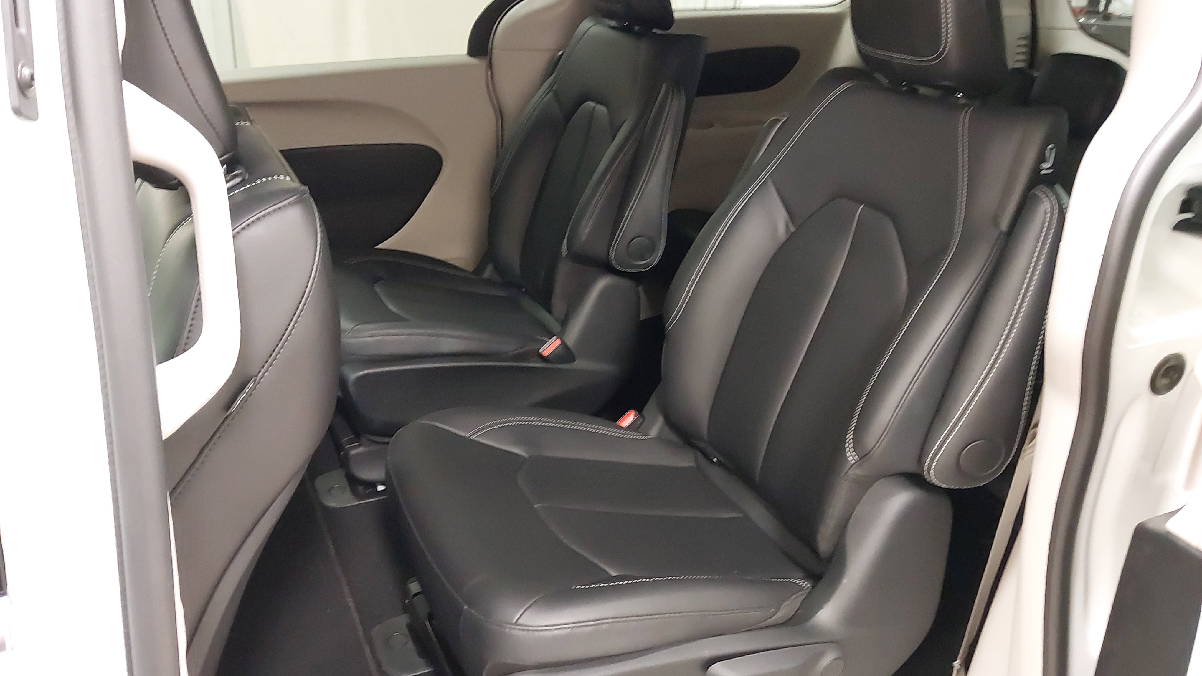 Used 2024 Chrysler Pacifica Select image 38