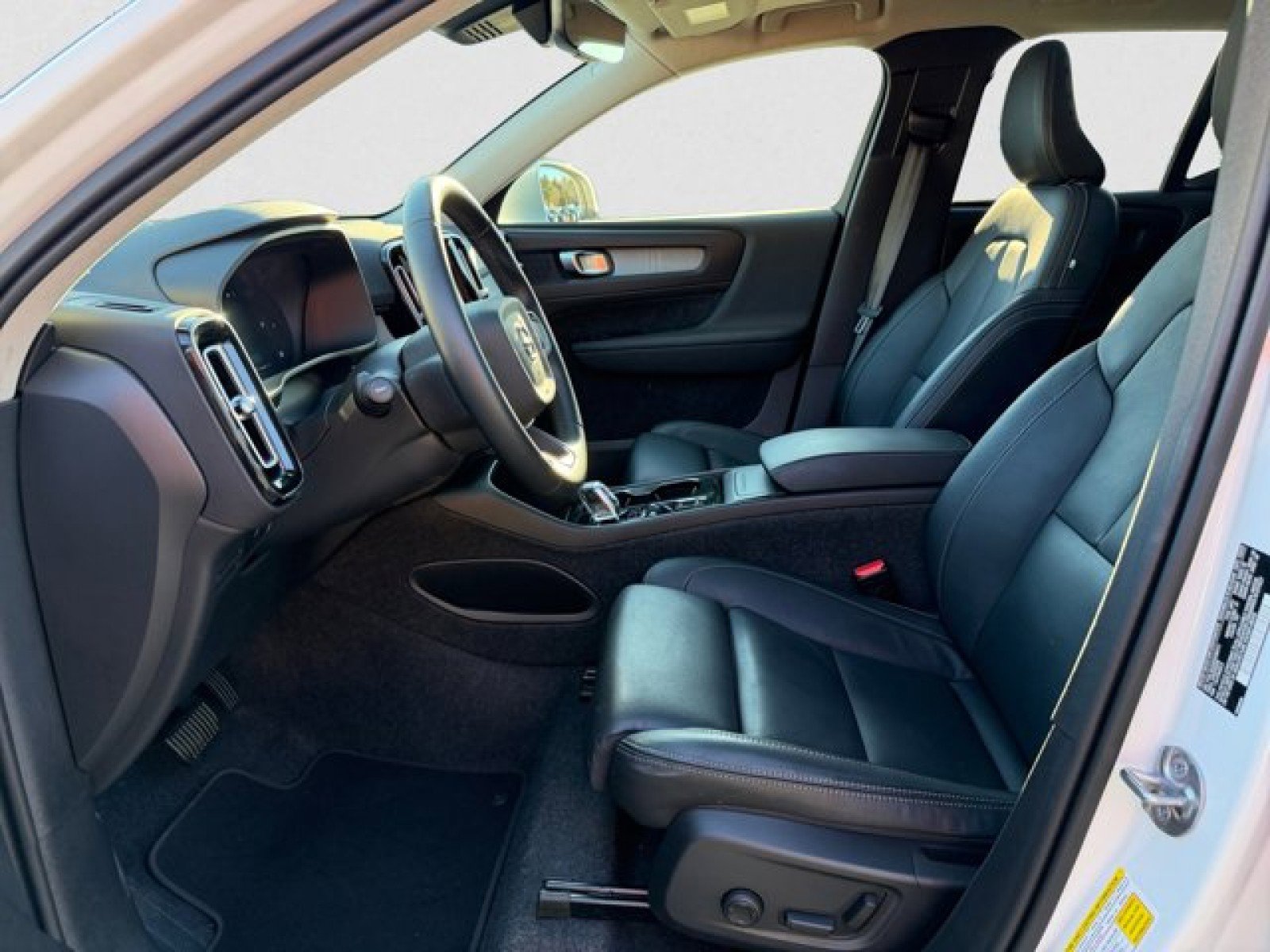 Used 2025 Volvo XC40 B5 Plus image 10