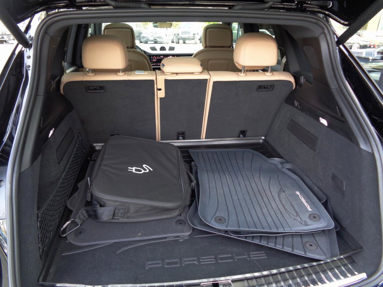 Used 2022 Porsche Cayenne Platinum Edition image 17