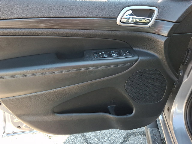 Used 2020 Jeep Grand Cherokee Altitude AWD/4WD image 12