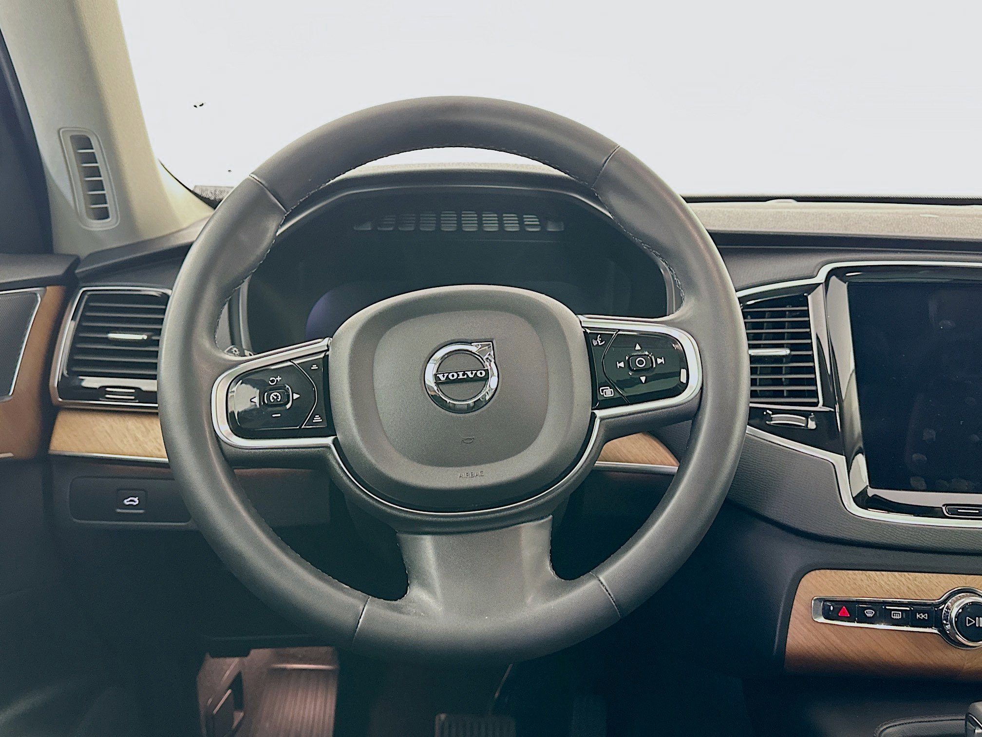 Used 2023 Volvo XC90 B6 Plus image 18