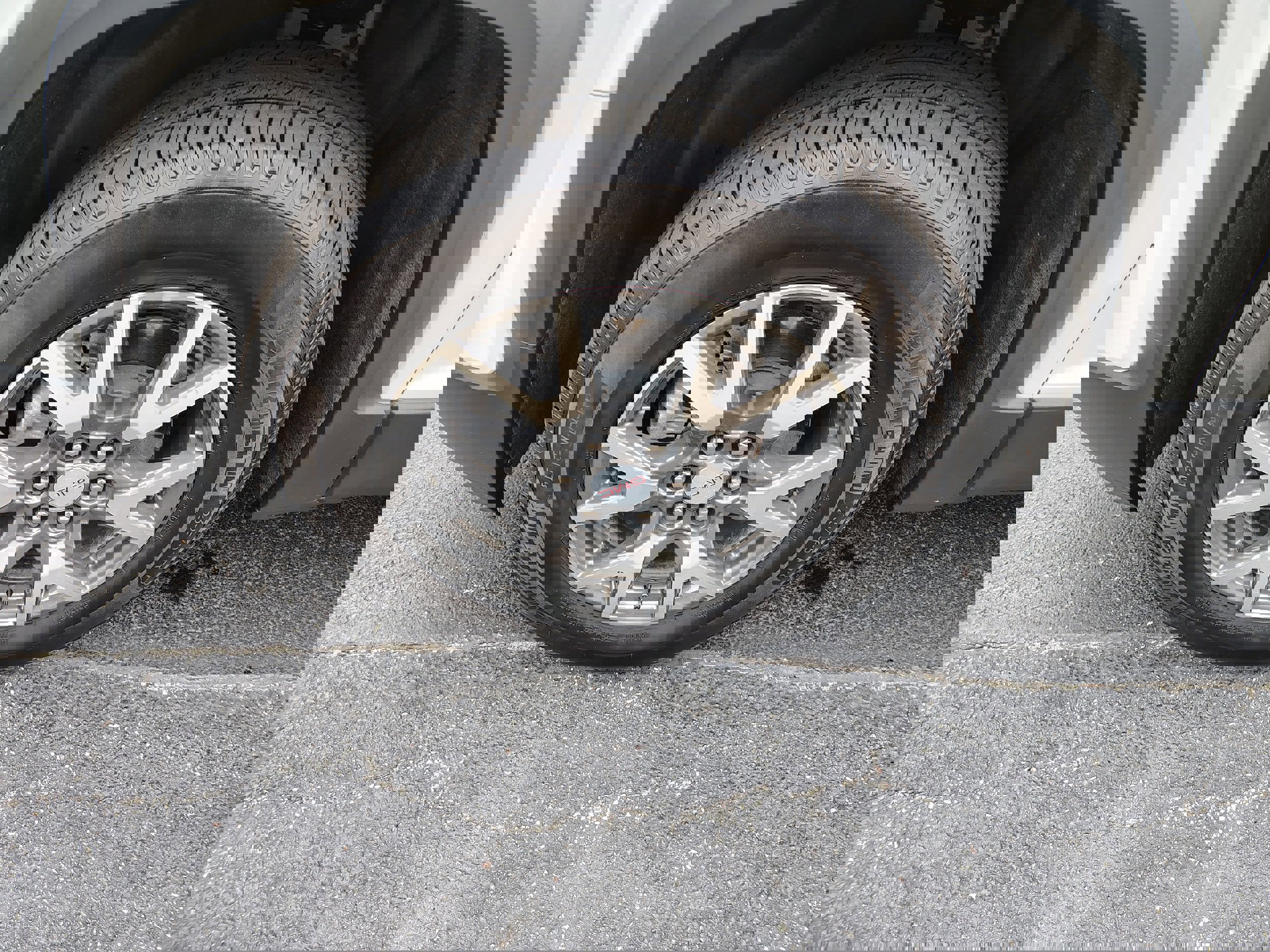 Used 2023 GMC Acadia SLE w/ Driver Convenience Package image 5