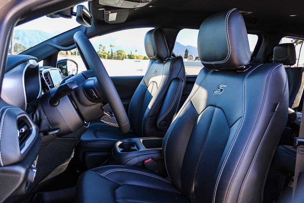 New 2026 Chrysler Pacifica Select w/ S Appearance Package image 19