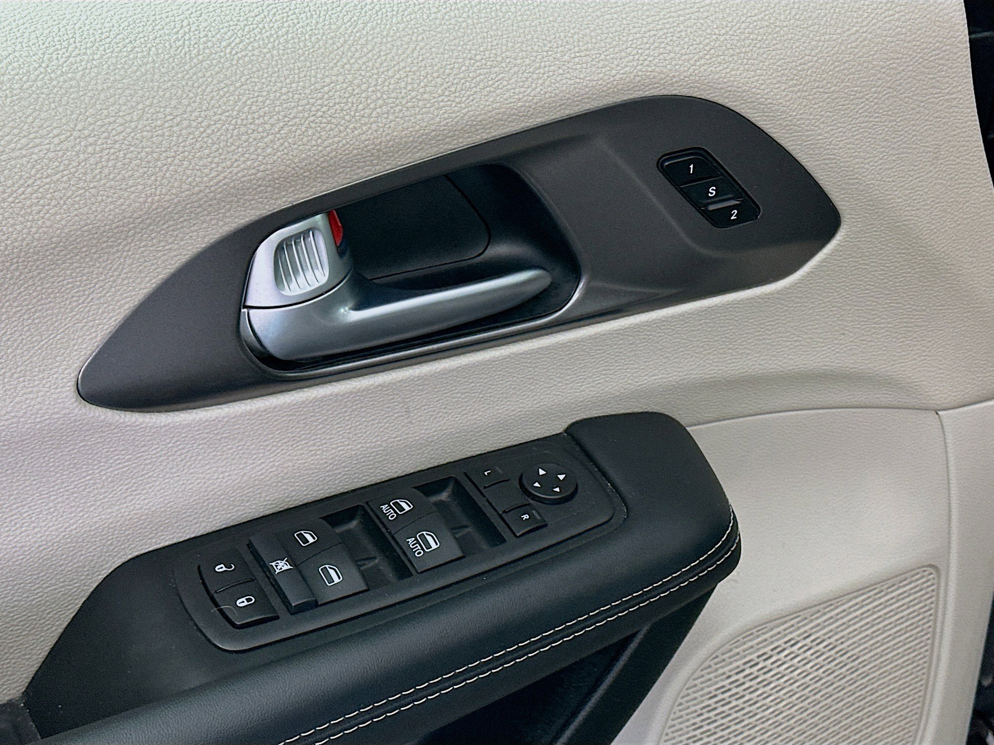 Used 2024 Chrysler Pacifica Touring-L image 15