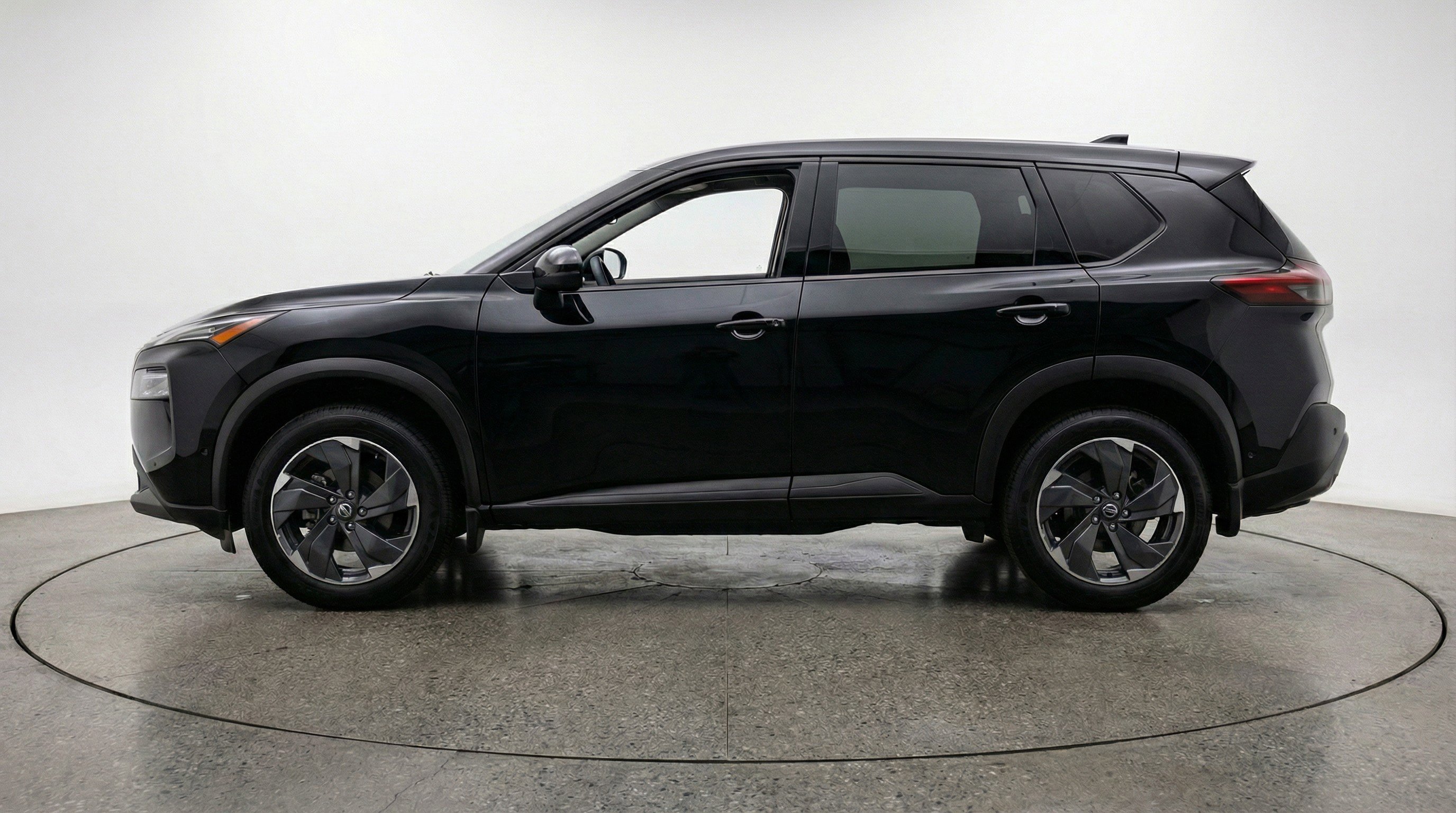 Used 2025 Nissan Rogue SV image 5