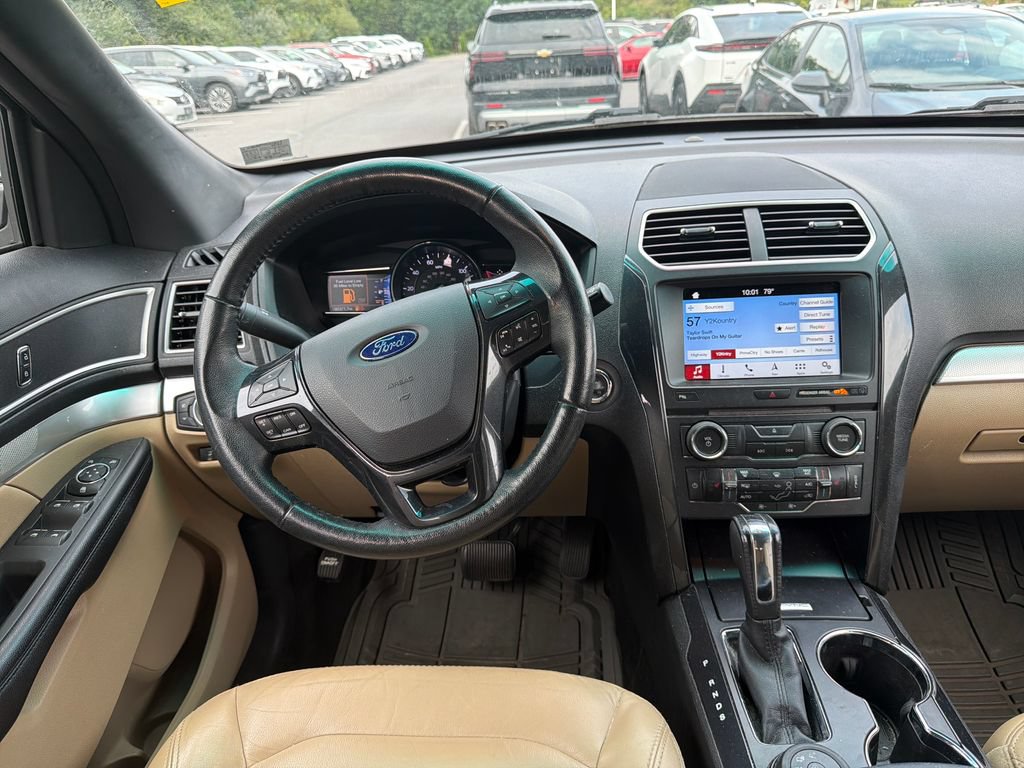 Used 2017 Ford Explorer XLT w/ Equipment Group 202A AWD/4WD image 12