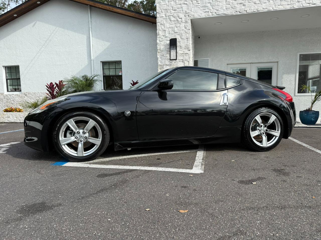 Used 2009 Nissan 370Z Touring image 2