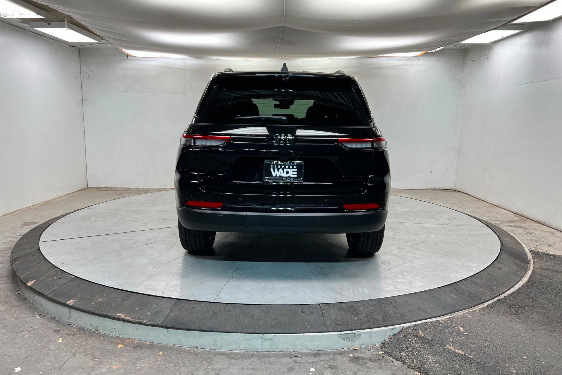 New 2025 Jeep Grand Cherokee Limited w/ Luxury Tech Group II AWD/4WD image 4
