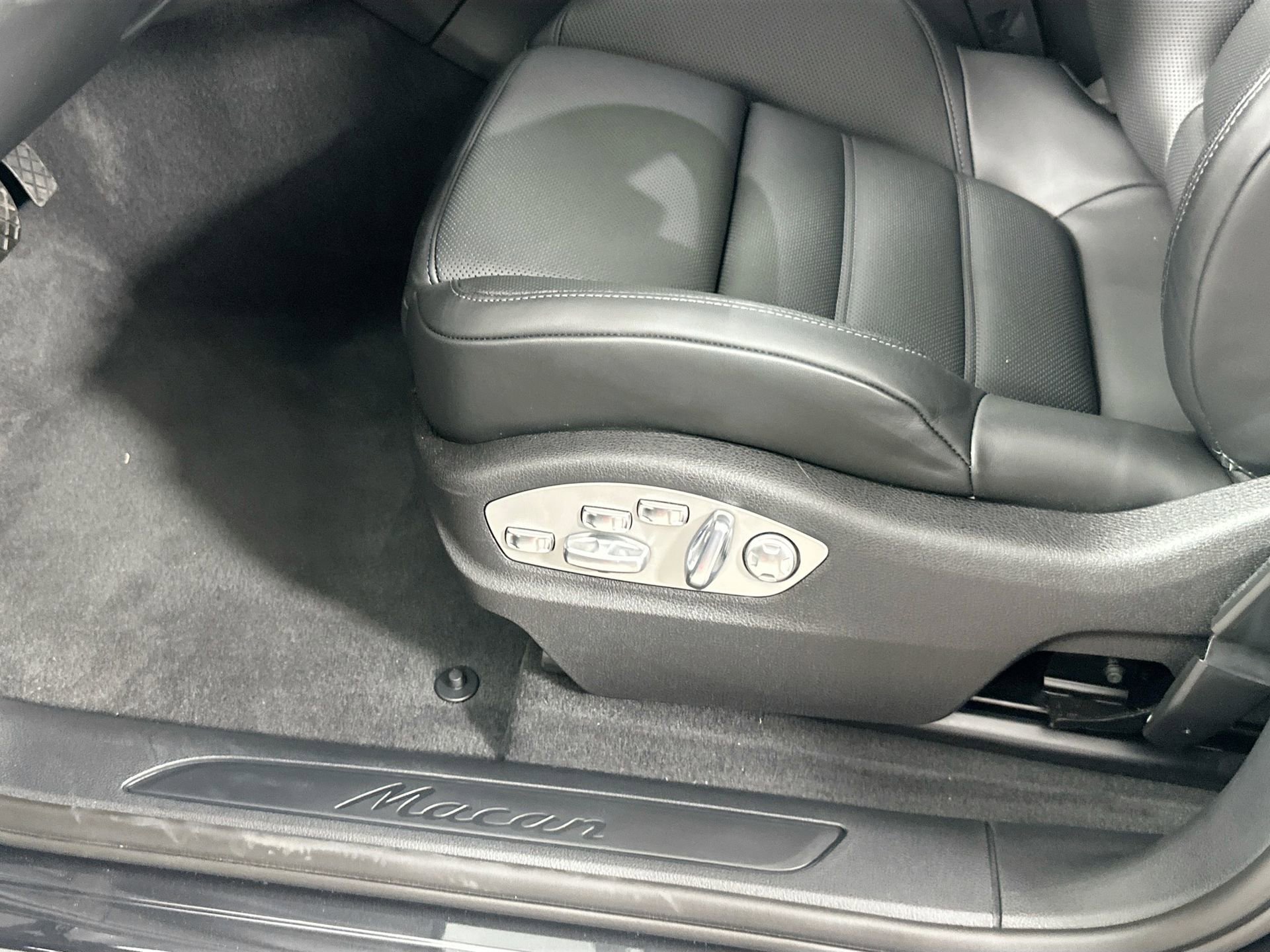 Certified 2025 Porsche Macan image 32