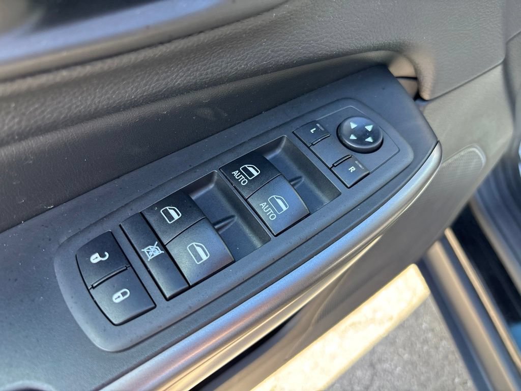 Used 2019 Jeep Cherokee Latitude Plus w/ Cold Weather Group AWD/4WD image 17