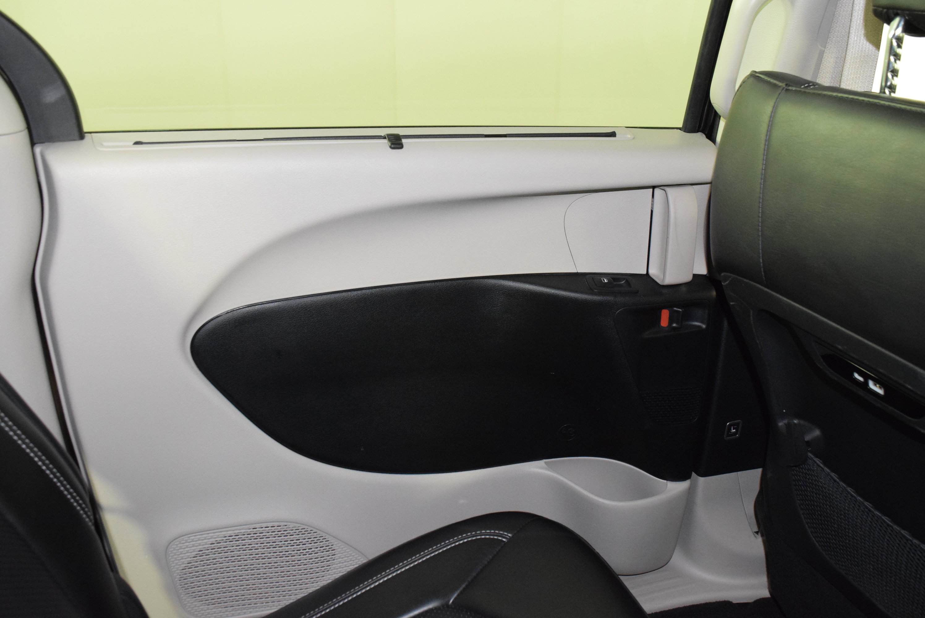 Used 2024 Chrysler Pacifica Touring-L image 31